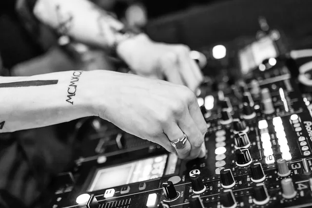 audio, equipment, mixing, dj, music, nightclub, sound studio, disc jockey, black and white, music, music, music, music, music. Audio-Investitionen bewerten