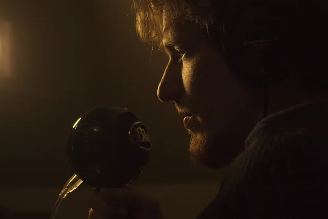 music producer, man, microphone, male, mic, musician, disc jockey, dj, radio broadcaster, headphones, music, audio, audiophile, equipment, radio, studio, earphones, retro, technology, microphone, mic, mic, musician, headphones, headphones, music, radio, radio, radio, radio, radio. Audio-Werbung für deutsche Marken