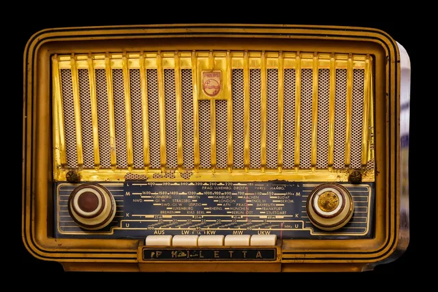 radio, old, tube radio, nostalgia, speaker, retro, old radio, keys, knob, radio device, music, recipient, technology, antique, isolated, radio, radio, radio, radio, radio, old radio. Deutsche Zielgruppenanteile nachvollziehbar bewerten