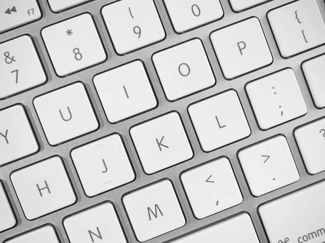computer, keyboard, letters, typing, code, laptop, electronics, gray computer, gray laptop, gray letter, gray code, gray coding, gray keyboard. Direkte Besuche und Code-Nutzung getrennt erfassen