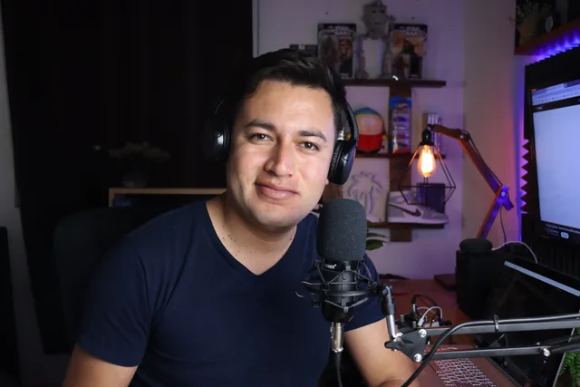 Portrait of a man in a podcast studio with headphones and microphone. Downloads, Hörer und Werbeeinblendungen unterscheiden