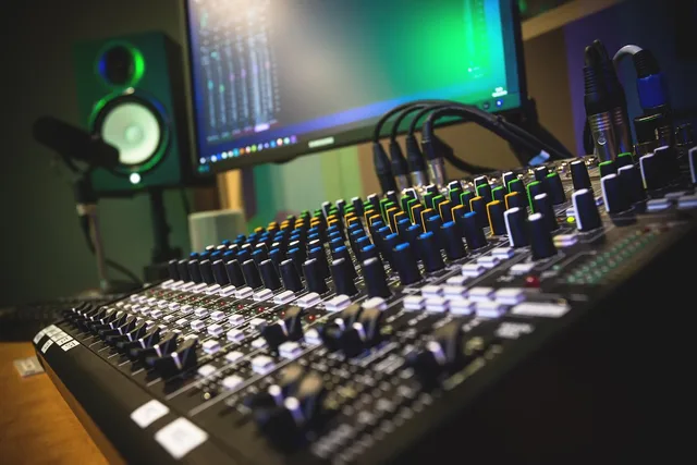 studio, recoding, record, audio, music, entertainment, microphone, headphones, recording, equipment, radio, sound, audio mixer, radio, radio, radio, radio, radio. Ein begrenztes Audiobudget auf passende Angebote verteilen