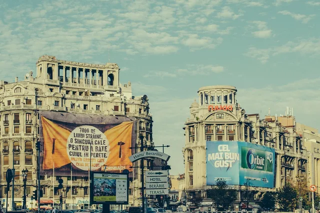 city, architecture, ad, ads, advertisement, bizarre, bucharest, buildboard, building, capital, commercial, ads, bucharest, bucharest, bucharest, bucharest, bucharest. Fest integrierte und dynamisch eingefügte Spots unterscheiden