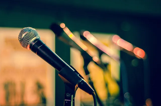 mic, microphone, sound check, sing, perform, studio, music, sound, audio, speech, voice, entertainment, equipment, media, electronic, public, microphone, microphone, microphone, microphone, sing, music, music, music, music, music, speech, speech, speech, media. Leistungsangaben in Podcast-Angeboten prüfen