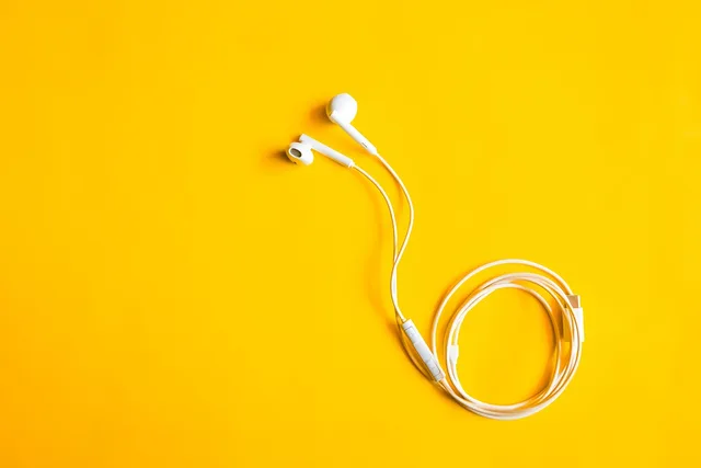 earbuds, earphones, audio, technology, yellow background, earbuds, earphones, earphones, yellow background, yellow background, yellow background, yellow background, yellow background. Musik- und Wortumfelder für Werbung vergleichen