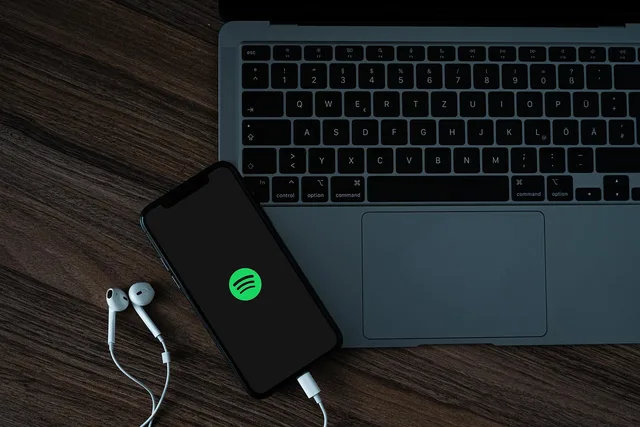 mobile phone, spotify, laptop, headphones, smartphone, cellphone, music service, music, social media, entertainment, podcast, macbook, technology, spotify, spotify, spotify, spotify, spotify. Podcast-Werbung und Streaming-Audio unterscheiden