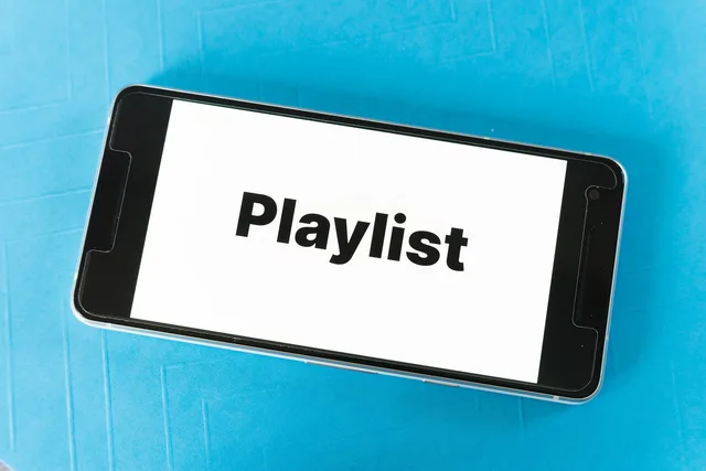 mockup, screen, smartphone, website, blog, word, playlist, music, volume, list, spotify app, stream, mp3, technology, podcast, headphones, radio, audio, stereo, song, playlist, playlist, playlist, playlist, playlist. Pre-Roll, Mid-Roll und Post-Roll vergleichen