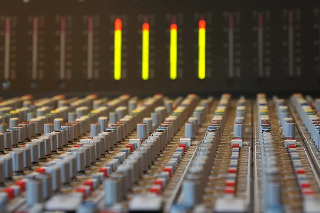 sound studo, mixing, console, desk, mixer, sound, equalizer, recording, recording studio, poti, meter, volume, brown desk, equalizer, recording studio, recording studio, recording studio, recording studio, recording studio. Produktions- und Sprecherkosten einplanen